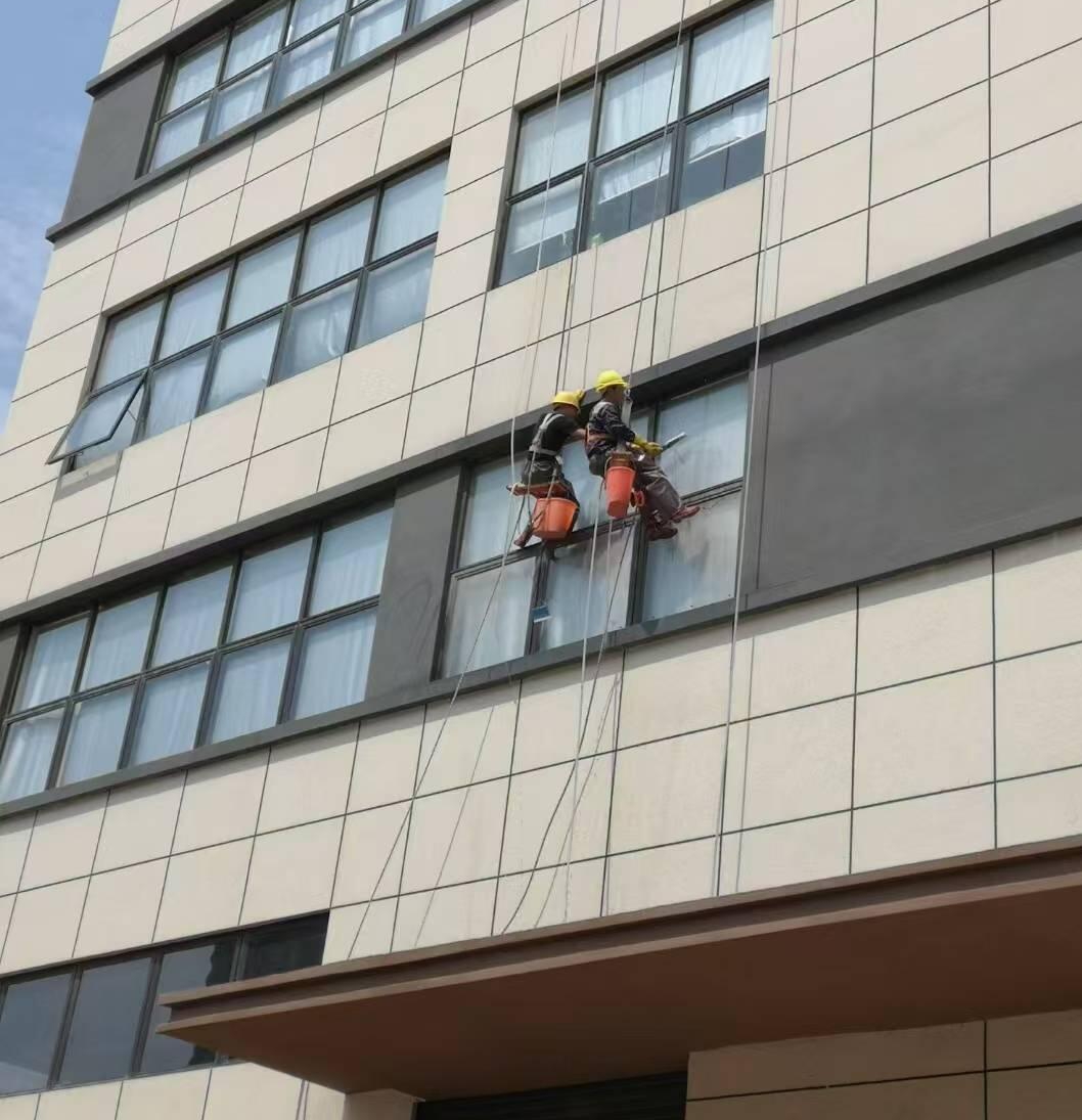 在深圳，哪些类型的建筑必须定期做外墙清洗？