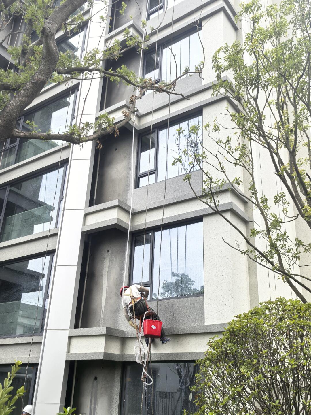 深圳外墙清洗怎么收费？按面积还是按难度？